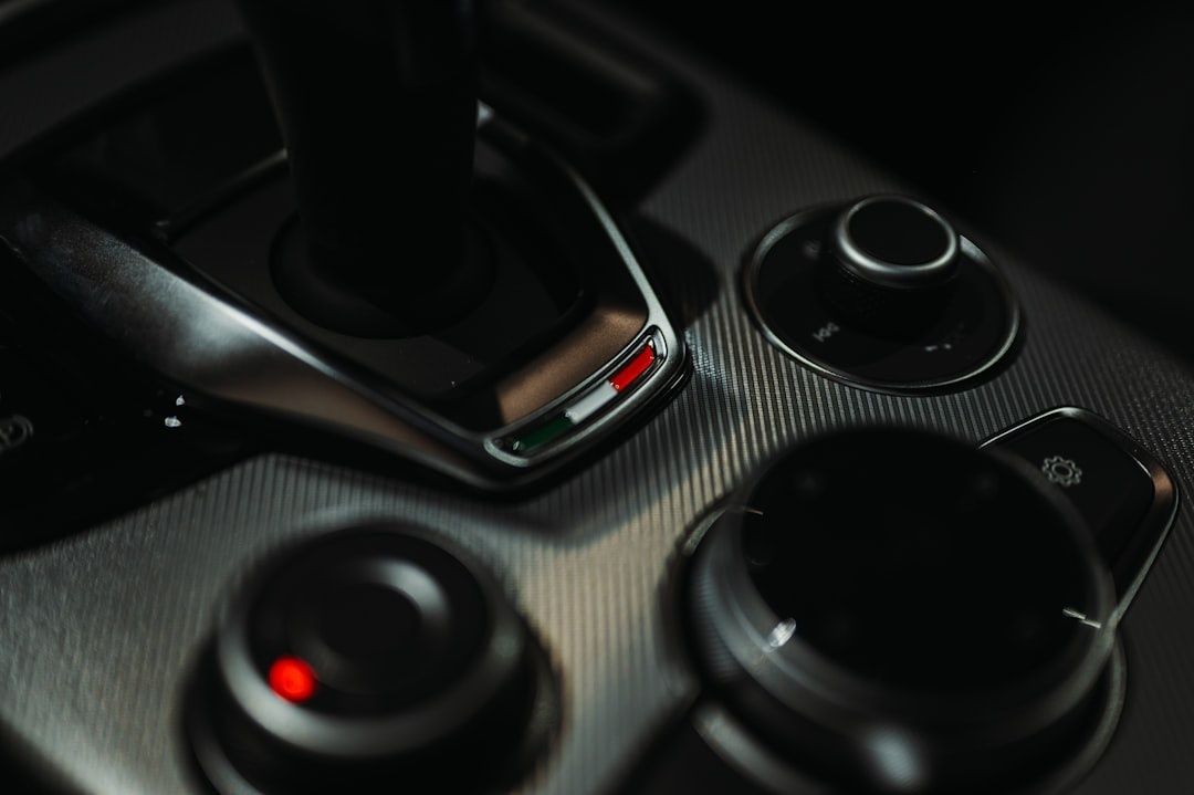 Nahaufnahme eines Auto-Cockpits mit Schalthebel und mehreren Drehreglern